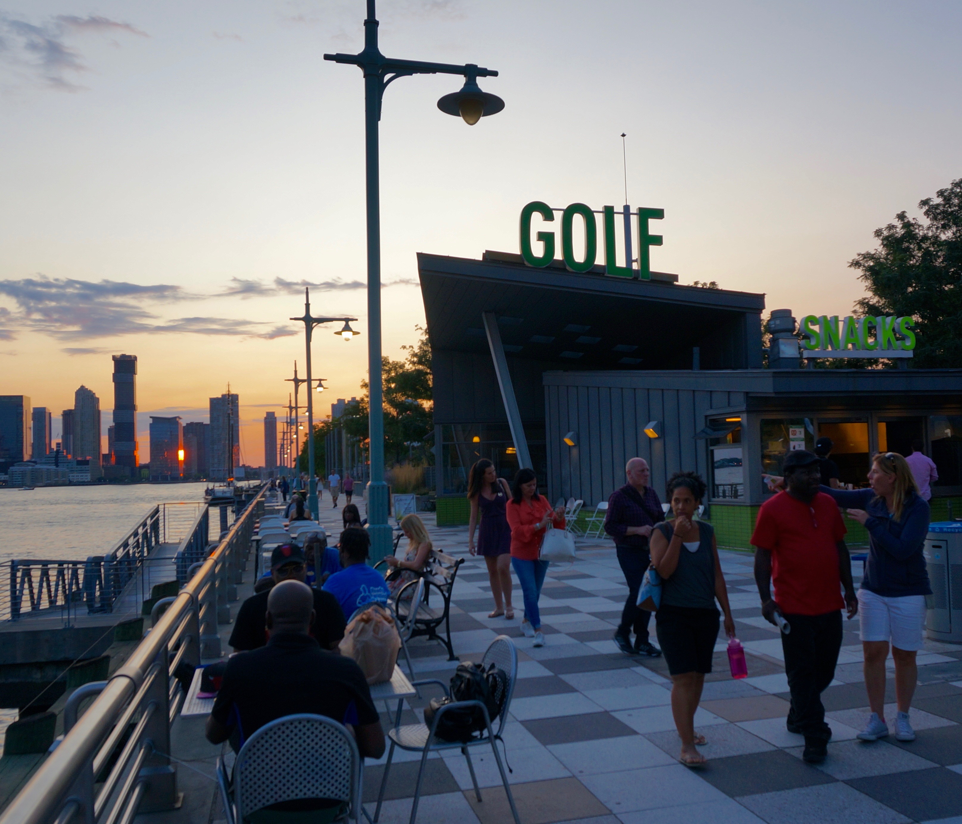 cheap-nyc-date-idea-mini-golf-at-pier-25-in-manhattan-new-york-clich